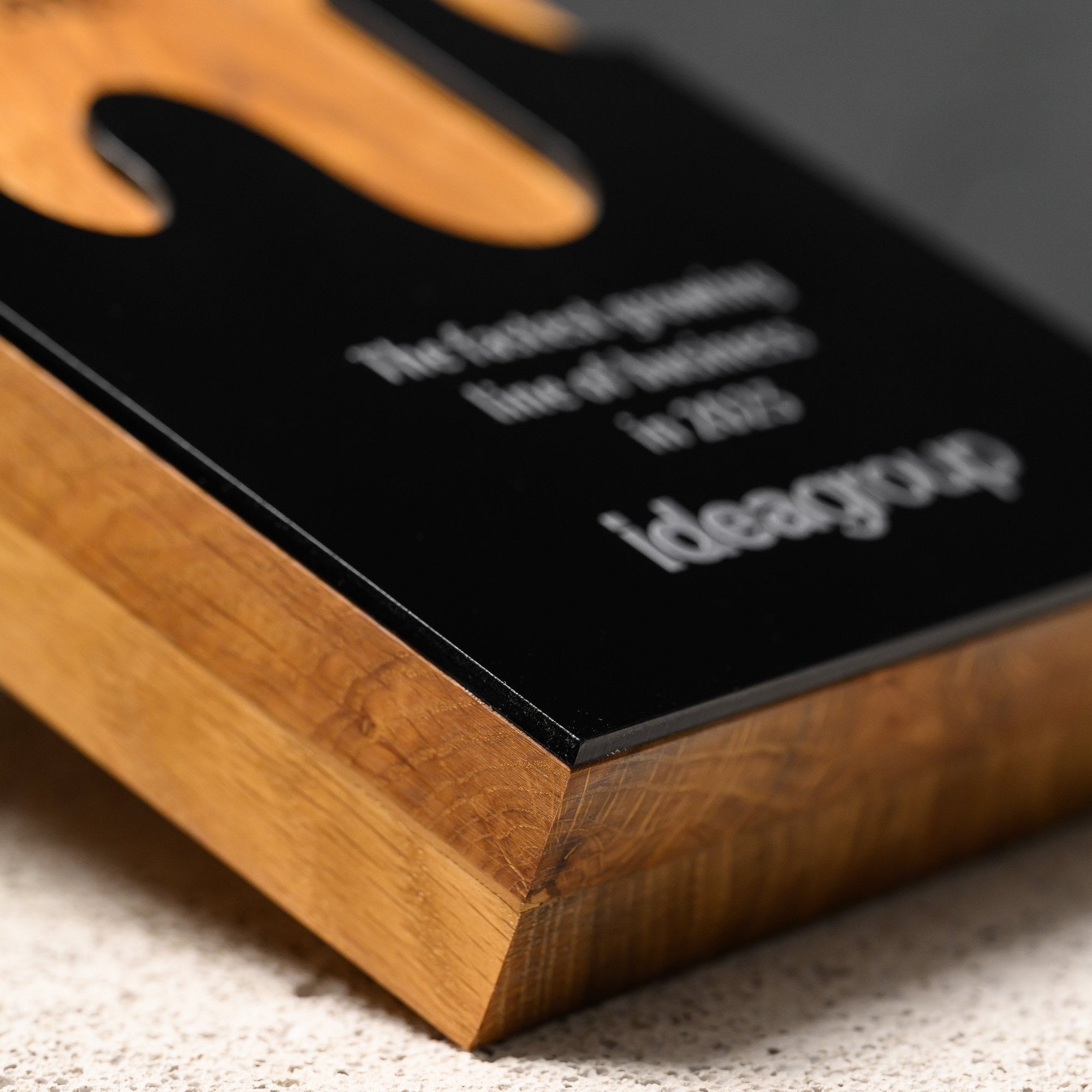 Low macro of the oak edge and the thickness of the black acrylic panel laid over it