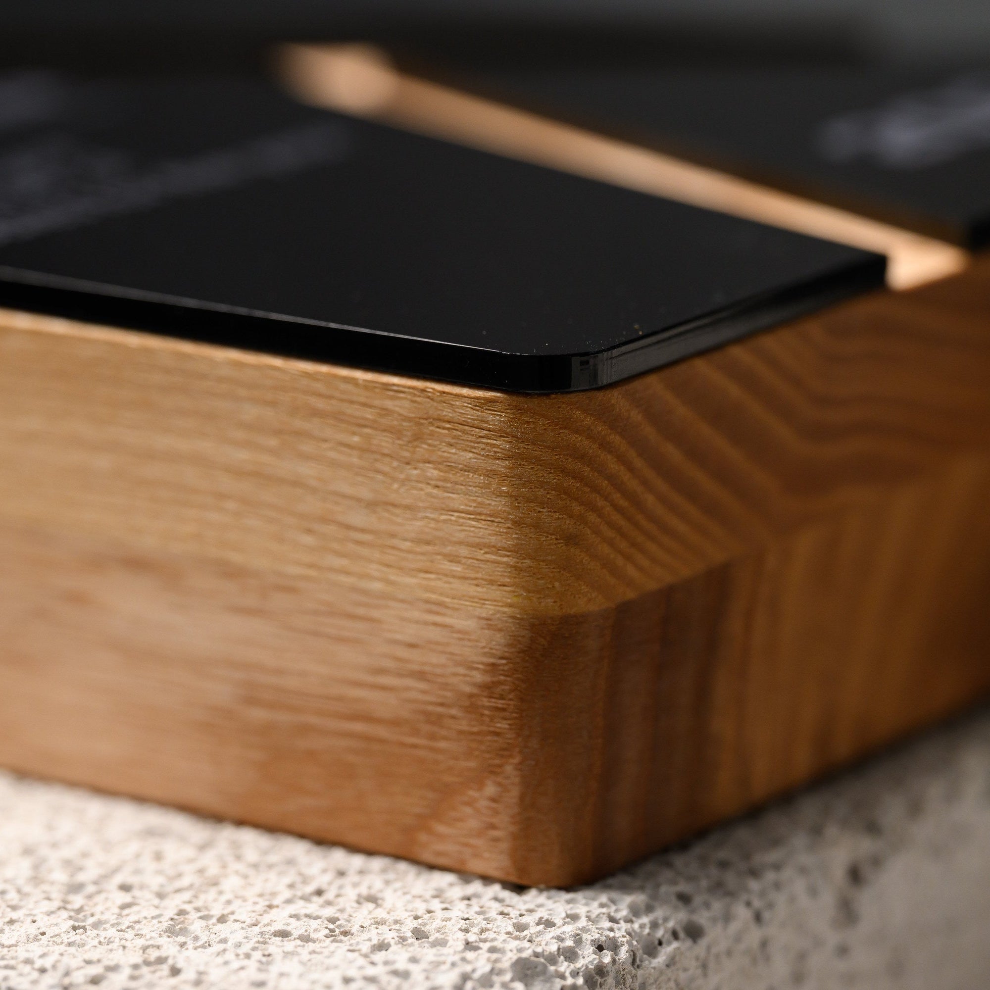 Low macro of the oak side edge and the thickness of the black acrylic panel above it