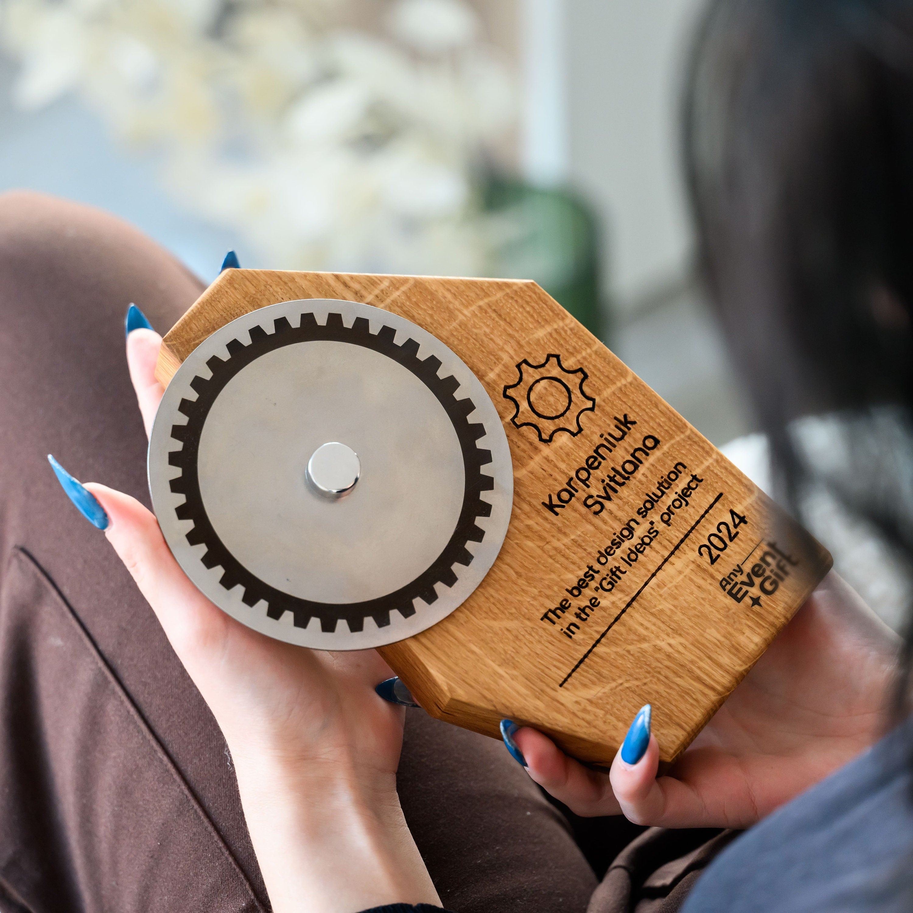 Wooden award with metal v3