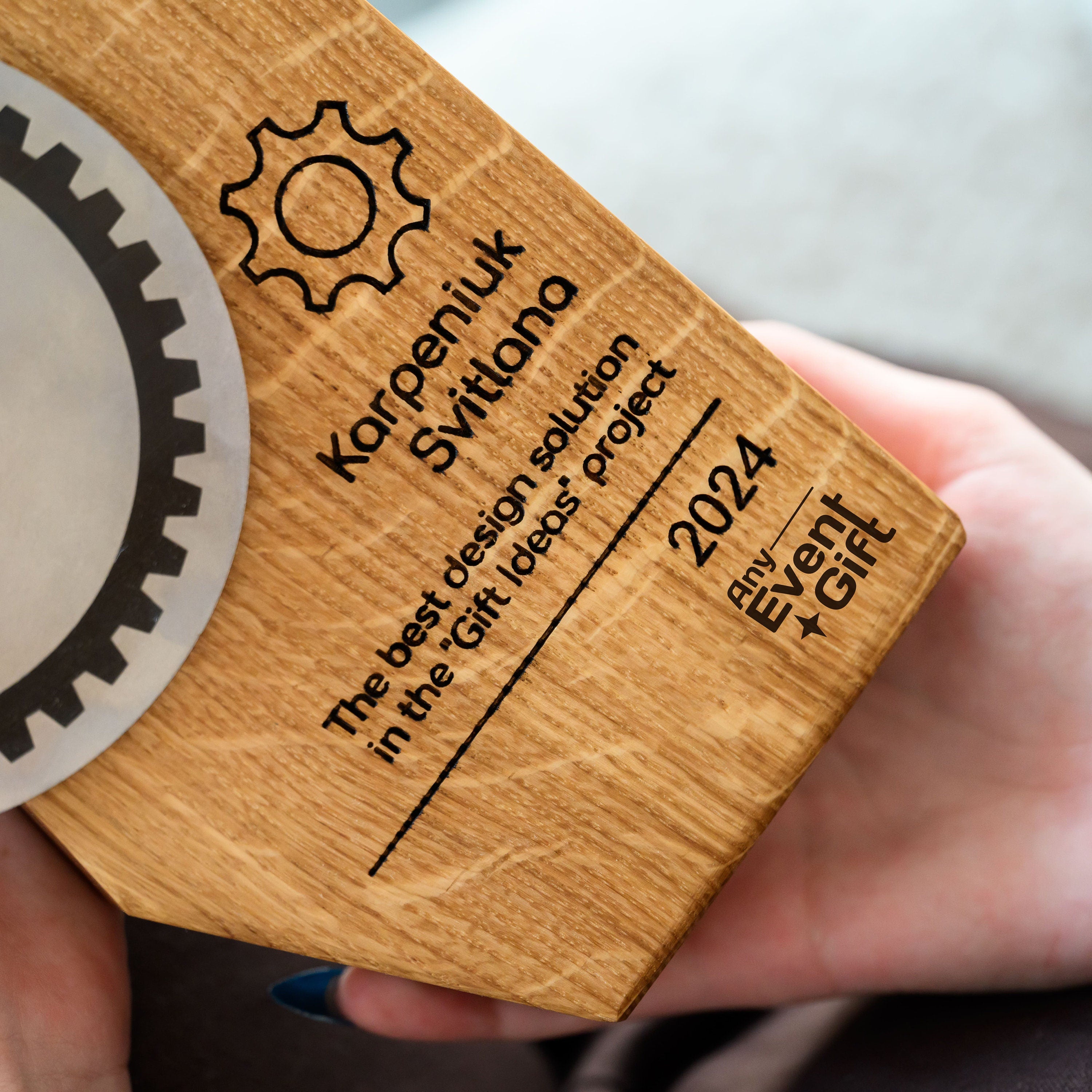 Wooden award with metal v3