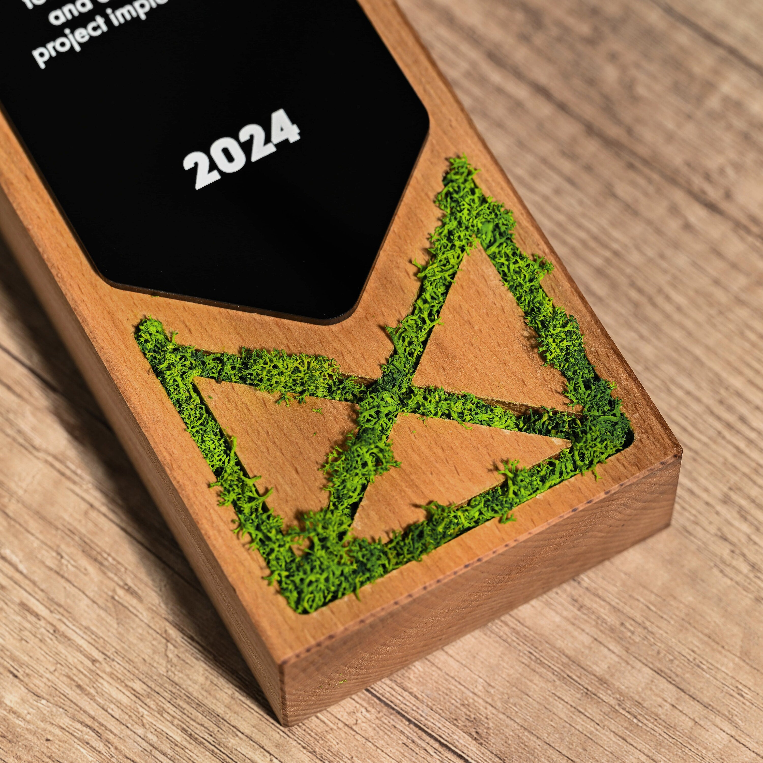 Wooden award with acrylic "Moss" v2