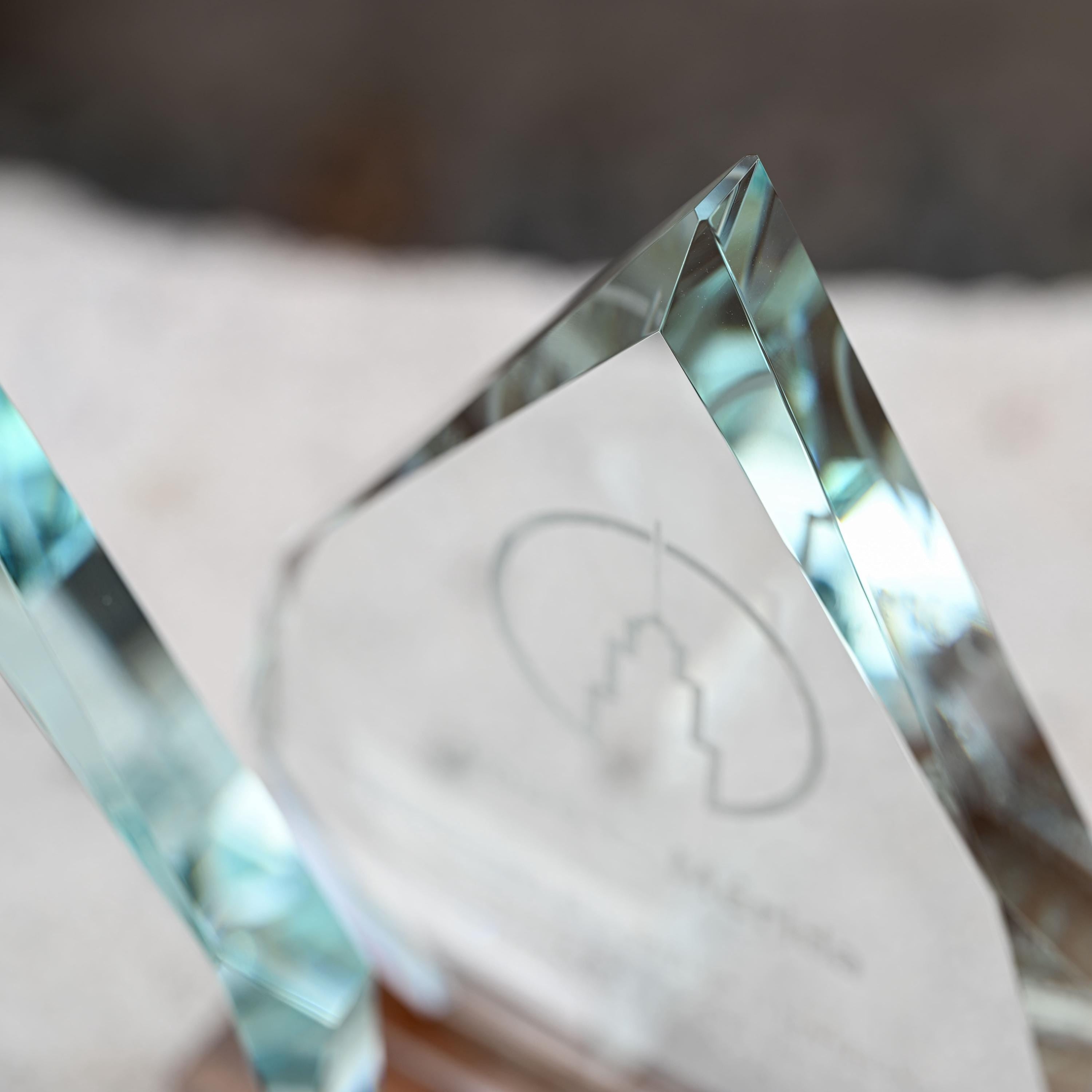 Glass award with wooden base v2